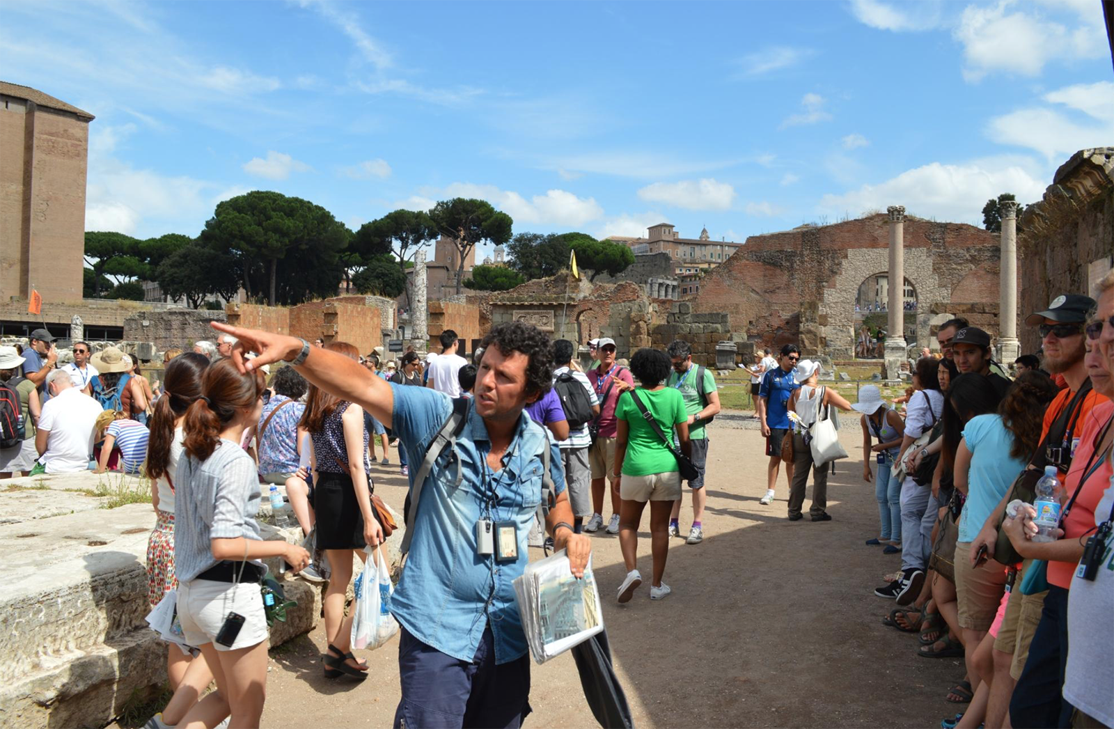 Tour guide Ferdinando with a group on the Colosseum Arena