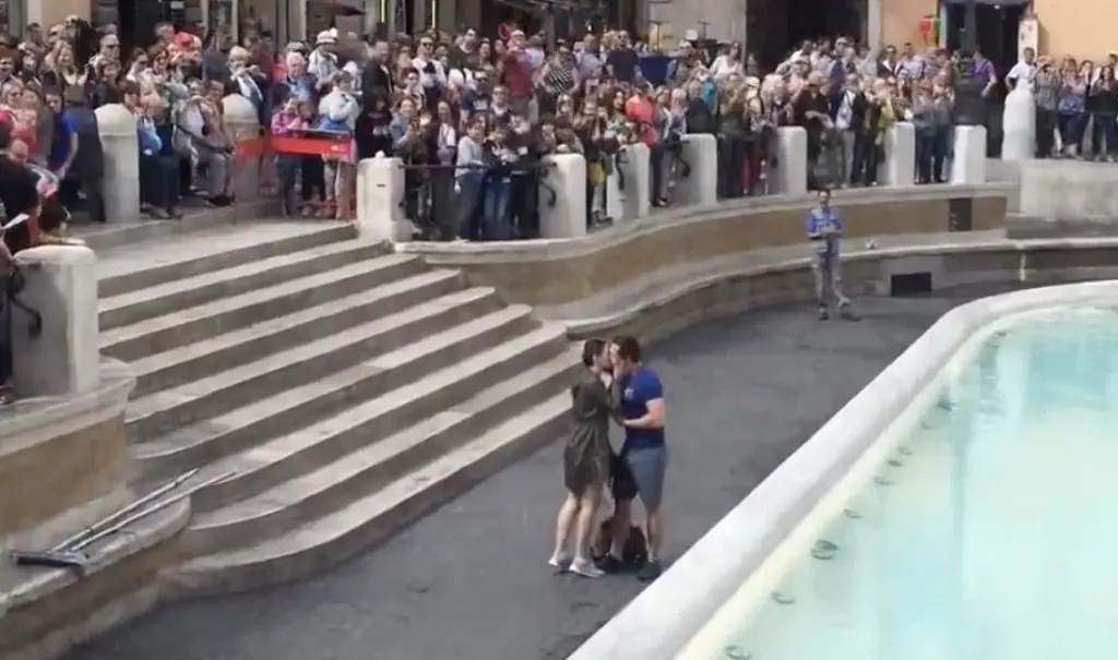 marriage proposal kiss trevi fountain